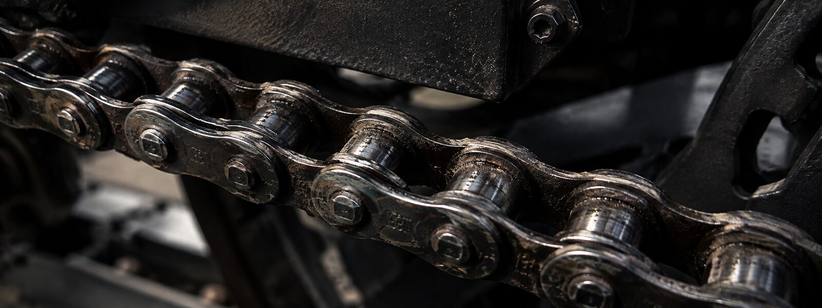 Cadena de distribución y tensor desgastados tras desmontarlos de un motor
